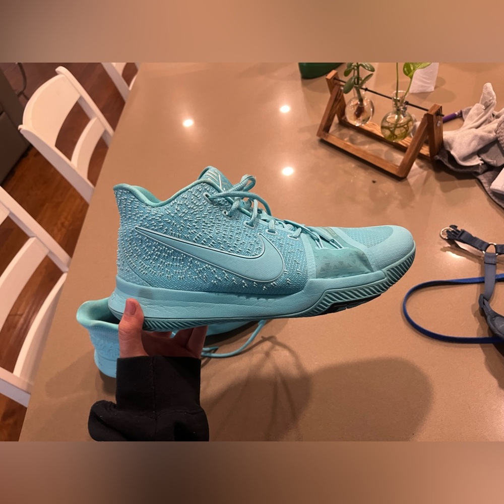 NIKE KYRIE 3’s